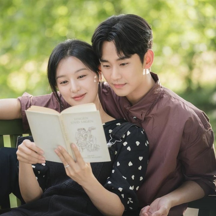 <p>Beberapa waktu yang lalu, sudah dirilis sebuah foto yang menjadi bocoran tentang drama keduanya. Di sana, Hong Hae In dan Baek Hyun Woo terlihat menikmati waktu senggang di sebuah bangku taman. Hong Hae In menyandarkan punggungnya pada Baek Hyun Woo dan keduanya saling melempar senyum saat mereka membaca buku bersama.(Foto: Instagram & YouTube tvN drama)<br /><br /><br /></p>