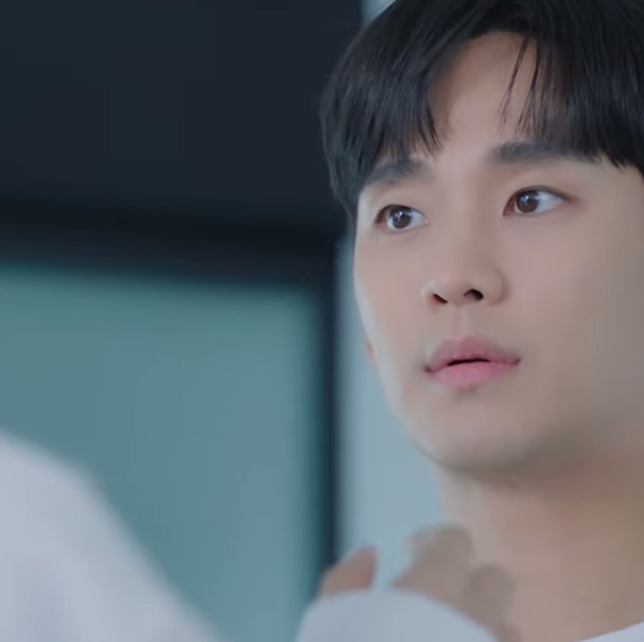 <p>Kim Soo Hyun akan berperan sebagai Baek Hyun Woo, direktur hukum dari konglomerat Queens Group. Sementara Kim Ji Won berperan sebagai sang istri bernama Hong Hae In yang merupakan pewaris kaya raya dan dikenal sebagai ratu department store Queens Group.(Foto: Instagram & YouTube tvN drama)<br /><br /><br /></p>