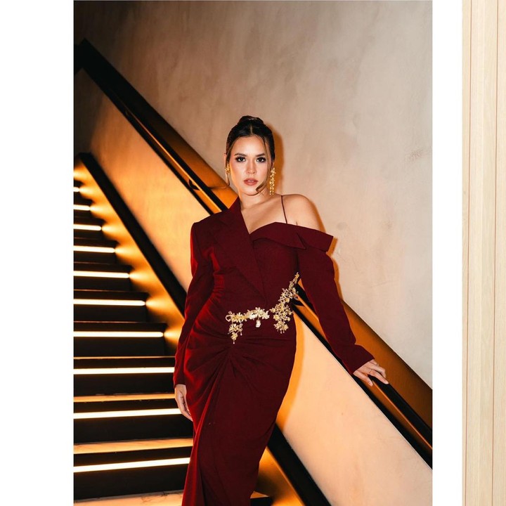 <p>Hal tersebut terungkap melalui akun Instagram pribadi sang penyanyi. Di sana, ia menceritakan beberapa pengalaman mulai dari bertemu dengan selebriti idola hingga potret persiapan di hotel.(Foto: Instagram @raisa6690)<br /><br /><br /></p>