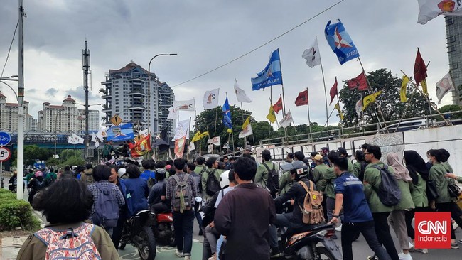 15 Mahasiswa Trisakti Belum Dibebaskan hingga Jumat Pagi Sebanyak 15 mahasiswa Universitas Trisakti yang ditangkap saat demo 27 tahun reformasi di Jakarta belum dibebaskan.