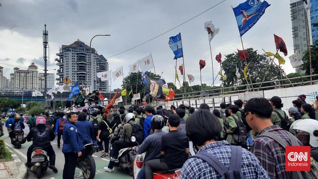 Polda Metro Jaya menetapkan 16 mahasiswa sebagai tersangka kericuhan demo 27 tahun reformasi. 93 orang ditangkap, 78 dipulangkan.