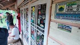 Ulah Wisatawan Bikin Rumah 'Surga' Abah Jajang Kotor Dipenuhi Stiker