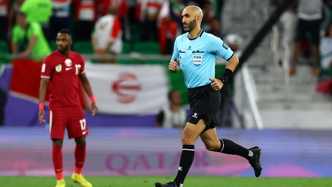 Profil Ahmad Al Ali, Wasit Kuwait Pimpin Laga Indonesia vs Saudi Wasit asal Kuwait, Ahmad Al Ali, jadi sorotan menjelang laga Timnas Indonesia vs Arab Saudi. Kontroversi muncul karena protes PSSI ke AFC.