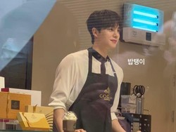 Pakai Apron Layani Pelanggan, Song Kang Keciduk Kerja Jadi Kasir di Kafe