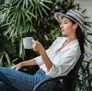 Fashion Item Wajib Punya, Begini 6 Cara Styling Kemeja Putih yang Simple dan Modis