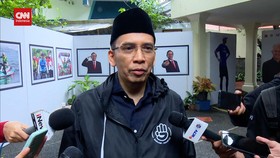 VIDEO: Ganjar Makan Bareng Pendukung 02, TGB: Bagian Dari Spontanitas