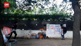 VIDEO: Massa Aksi #MakzulkanJokowi Cabut dan Bakar Spanduk Caleg