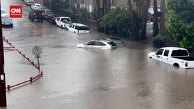 VIDEO: Badai Sungai Atmosfer Melanda California, Mobil Terendam Banjir