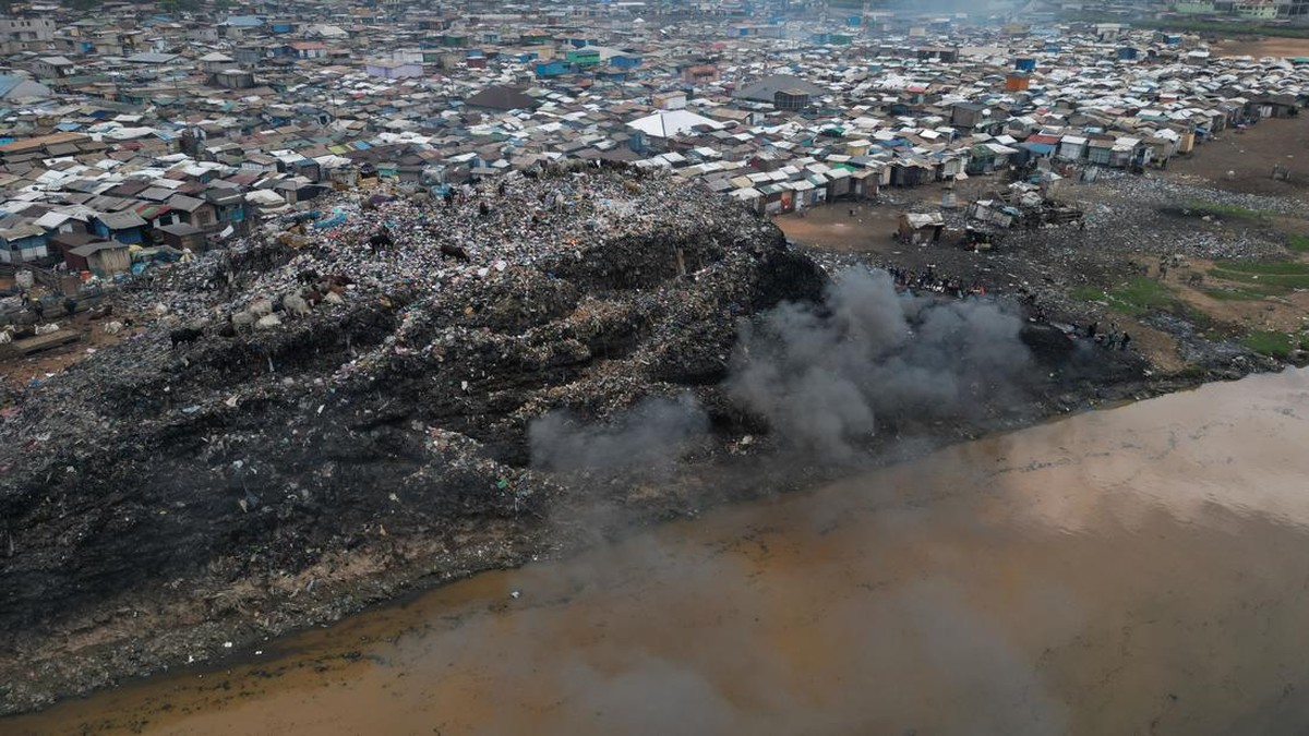 FOTO: Tsunami Pakaian Bekas di Ghana