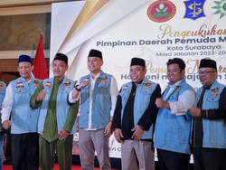 Penjelasan Pemuda Muhammadiyah Surabaya soal Rompi Biru Muda Eri Cahyadi