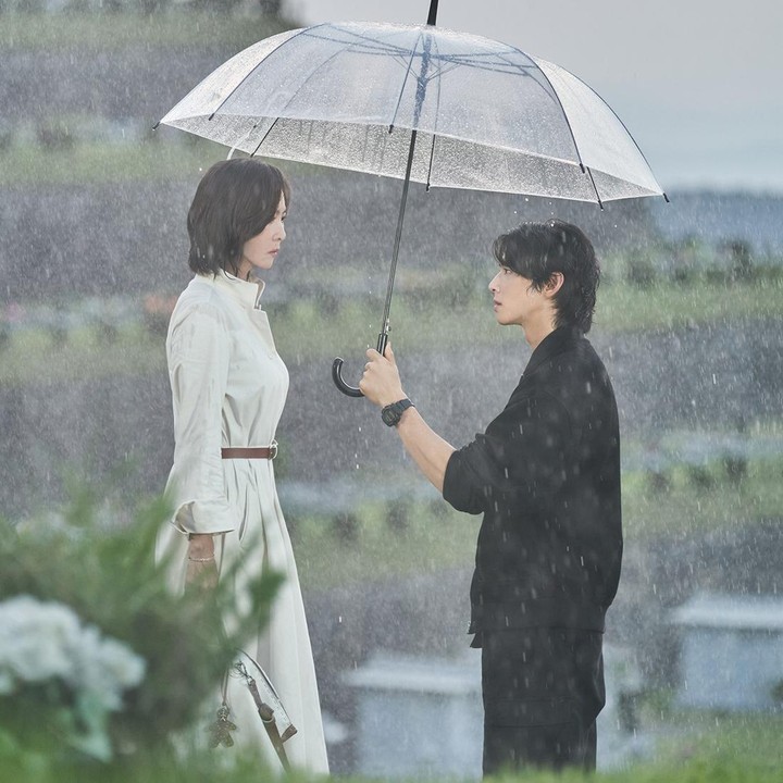 <p>Lalu yang terakhir, poster terbaru menampilkan Eun Soo Hyun dan Kwon Sun Yool yang saling berhadapan di bawah payung. Bunda makin penasaran dengan alur cerita serta akting Cha Eun Woo dan Kim Nam Joo dalam drama ini? Kita tunggu bareng-bareng, ya. (Foto: Instagram @mbcdrama_now)</p>