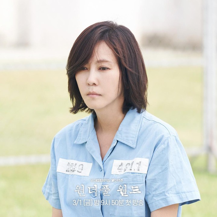 <p>Kemudian, ada foto lainnya yang menunjukkan momen Kim Nam Joo duduk di bangku di taman penjara. Ekspresi wajahnya datar dan pandangannya terlihat kosong.(Foto: Instagram @mbcdrama_now)<br /><br /><br /></p>