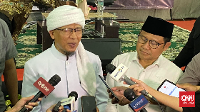 Ketua Muslimat NU Jabar Dukung AMIN, Aa Gym Acungkan Satu Jari