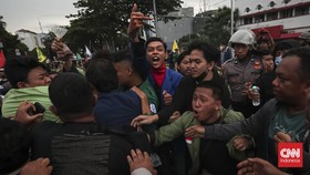FOTO: Aksi Makzulkan Jokowi, Mahasiswa Bersitegang dengan Aparat