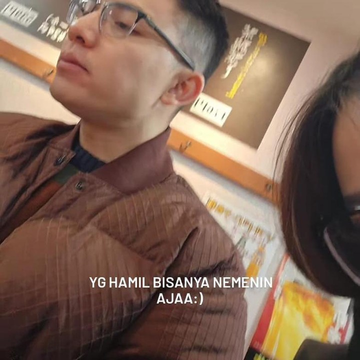 <p>Anggi dan suami jugamenyempatkan diri untuk makan sushi, meskipun Anggi mengakui hanya menemani Kenji. Wah, seru sekali ya Bun liburan pasangan ini. Kita doakan keluarga kecil ini sehat hingga kembali ke tanah air. (Foto: Instagram: @anggimarito)</p>