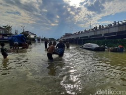 Arus Lalin Pantura Demak-Kudus Lumpuh Total gegara Banjir