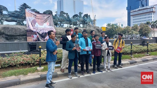 BEM SI menilai Jokowi telah merusak muruah demokrasi.Mahasiswa juga meminta Jokowi berhenti bertindak sewenang-wenang di Pemilu 2024.