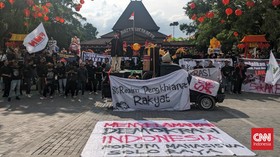 Mahasiswa Solo Gelar Demo Tandingan, Kecam Aksi Cium Tangan Gibran