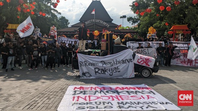 Mahasiswa mencari-cari 'Kanjeng Gusti Pangeran Samsul' saat berdemo di depan Kantor Wali Kota Solo.