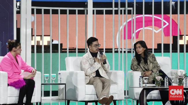 Dennis Adhiswara, pemeran Mamet di Ada Apa dengan Cinta?, mengungkap kunci agar terhindar dari godaan hoaks yang terkutuk.
