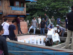 Polres Inhil Kawal Distribusi Logistik Pemilu ke Wilayah Perairan