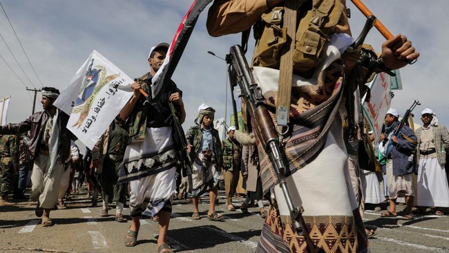Houthi followers participate in a parade as part of a 'popular army' mobilization campaign by the movement, in Sanaa, Yemen, February 7, 2024. REUTERS/Khaled Abdullah