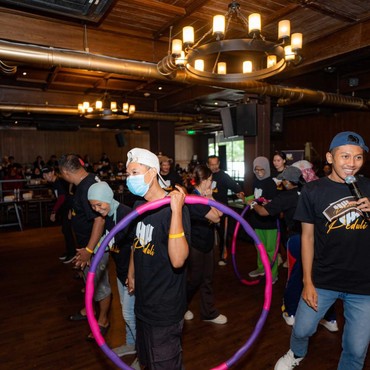 HW Group Ajak Warga Sekitar Helen's Night Mart Tanjung Duren Gotong Royong