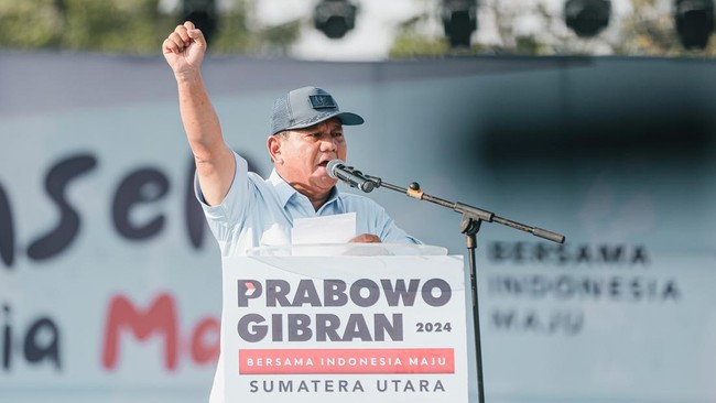 Kehadiran Prabowo Subianto-Gibran Rakabuming di Stadion Baharoeddin Siregar, Sumut pada Rabu (7/2) disambut belasan ribu masyarakat yang menunggu sejak siang.