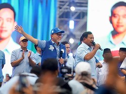 Sempat Diguyur Hujan, Zulhas & Massa Setia Tunggu Prabowo-Gibran di GBLA