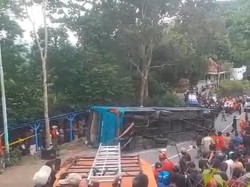 Bus Bawa 50 orang Terguling di Jalan Imogiri-Dlingo, 1 Tewas