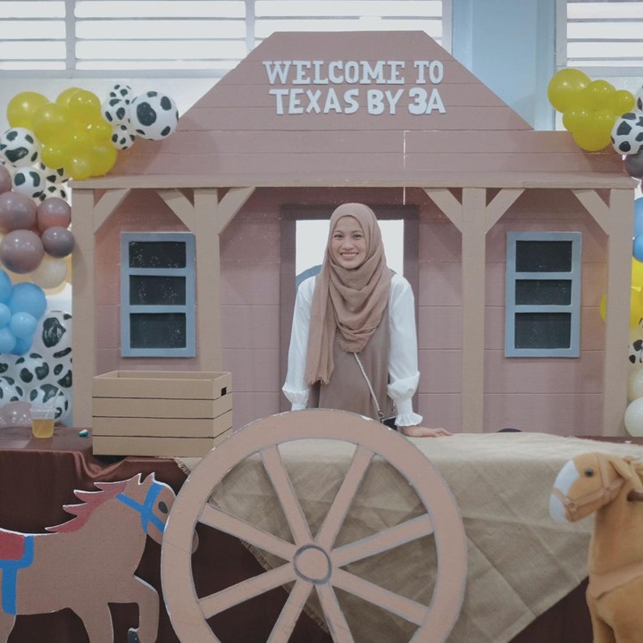 <p>Alyssa juga punya peran penting di acara tersebut. Ia sibuk menyiapkan dekorasi untuk area berjualan. "Membayangkan anak-anak memakai kostum yang merepresentasikan budaya keduanya, kemudian mereka juga dapat berjualan apa saja yang diinginkan. Kebetulan, para orangtua yang mendapatkan kesempatan untuk mendekor," ujarnya. (Foto: Instagram @ichasoebandono)</p>