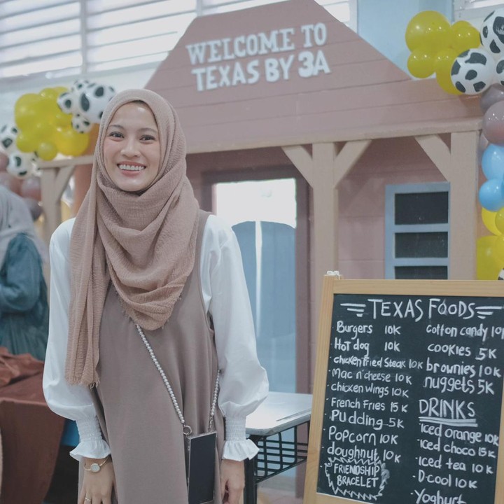 <p>Di acara ini, Alyssa dan kedua anaknya melakukan kegiatan wirausaha dengan tema yang sudah ditentukan. "Suasana begitu ramai meriah. Para pembeli datang menghampiri memadati tiap booth yang ada dengan sukacita. Begitu melihat jualan mereka habis terjual, ekspresi bangga dan senang yang terpancar tak dapat digambarkan dengan kata-kata. Alhamdulillah," cerita Alyssa. (Foto: Instagram @ichasoebandono)</p>