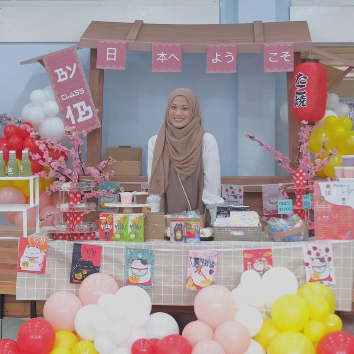 <p>Alyssa Soebandono tengah hamil anak ketiga. Di tengah kehamilannya, ia masih sibuk mendampingi kedua anaknya di acara sekolah. Bunda berusia 32 tahun itu tengah mengikuti acara 'Business Day' yang diselenggarakan di sekolah sang anak. (Foto: Instagram @ichasoebandono)</p>