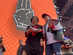Megawati Bagikan Kaus Ganjar-Mahfud di Hajatan Rakyat Banyuwangi