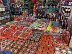 Belanja Kue Keranjang yang Melambangkan  Kerukunan