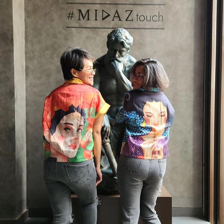 <p>Di kehidupan sehari-hari, Lia dan Chika selalu terlihat akur dan harmonis. Mereka juga kerap mengenakan busana kompak bak anak kembar. (Foto: Instagram @liawaode @cqawaode)</p>