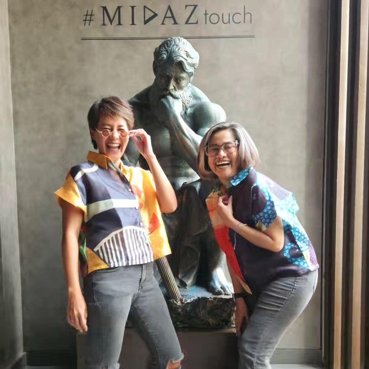 <p>Sementara itu sang adik, Lia Waode lahir pada 19 Desember 1985 dan sudah berusia 38 tahun. Ia mengawali debut sebagai model hingga menjadi aktris pada 1997. (Foto: Instagram @liawaode @cqawaode)</p>