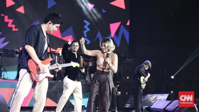 Maliq & D'essentials pelan-pelan bikin penonton konser Harmoni Pemilu Damai 2024 panas. Simak keseruannya berikut.