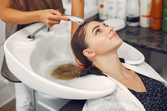 7 Kesalahan Mencuci Rambut yang Sering Dilakukan 