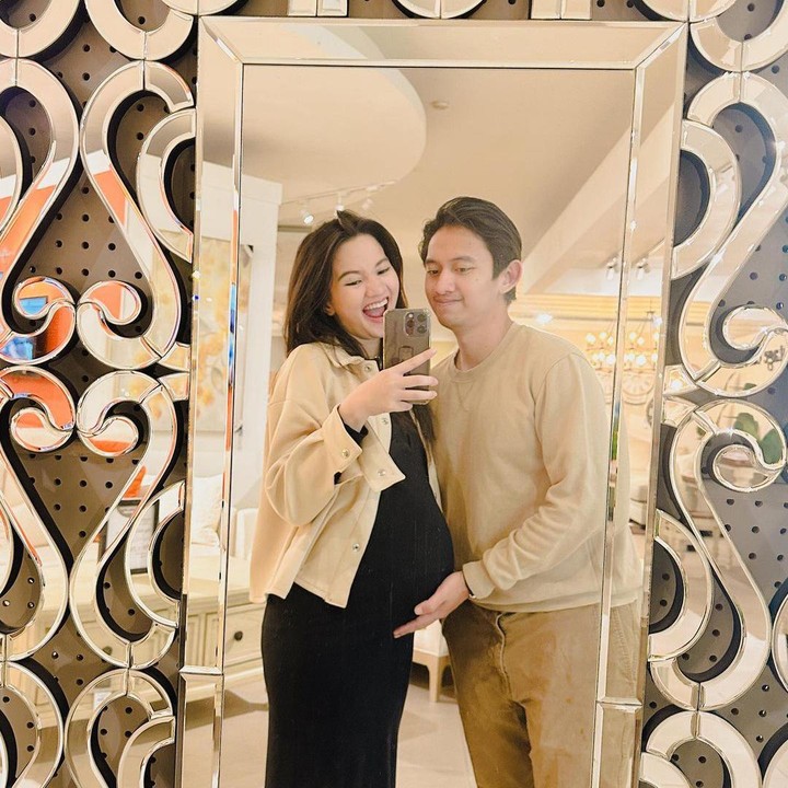 <p>Pada kehamilan pertama ini Sabrina diketahui mengandung bayi berjenis kelamin perempuan. Berada di trimester akhir membuat baby bump-nya sudah semakin besar karena baby girl tumbuh dengan sehat. (Foto: Instagram: @sabrinaanggraini)</p>