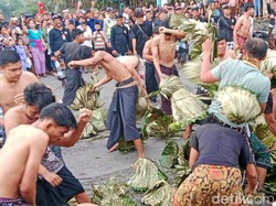 Meriahnya Tradisi Siat Sarang Menjelang Usaba Dimel di Selat Karangasem