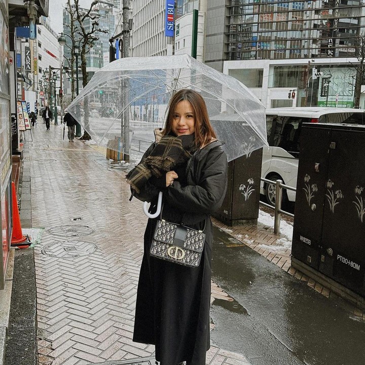 <p>Selama berada di Jepang, Anggi terlihat sangat cantik dalam balutan pakaian musim dingin. Ia dan suami yang berprofesi sebagai pilot terlihat sangat menikmati liburan ini, meski Jepang cukup sering diguyur hujan. (Foto: Instagram: @anggimarito)</p>