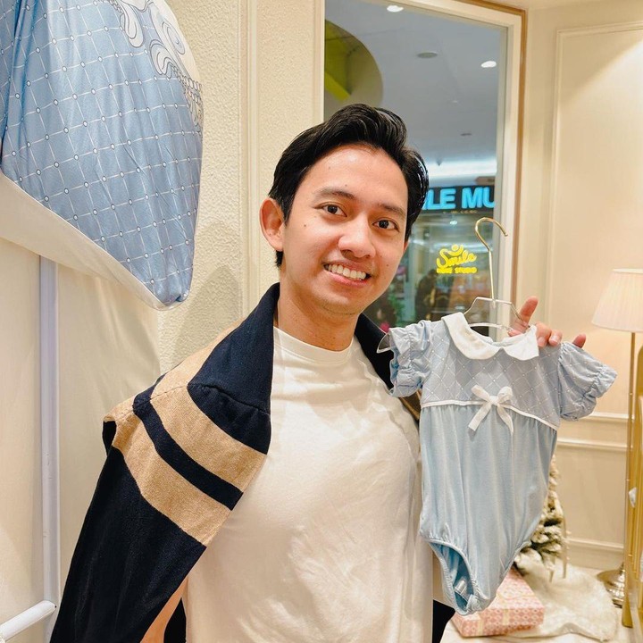 <p>Selama masa kehamilan Belva juga terlibat sangat aktif, Bunda. Pada beberapa unggahan Belva terlihat sedang membantu memilihkan barang-barang untuk sang bayi. (Foto: Instagram: @sabrinaanggraini)</p>