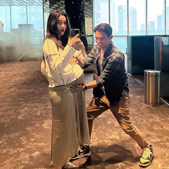 <p>Tak hanya ikut belanja perlengkapan bayi, Belva juga terlihat setia menemani sang istri. Keduanya juga sempat melakukan baby moon di Selandia Baru beberapa waktu lalu. (Foto: Instagram: @sabrinaanggraini)</p>