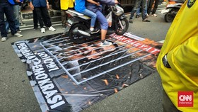 Demo di KPU, BEM SI Gelar Baliho Jokowi di Jalan Ramai Kendaraan