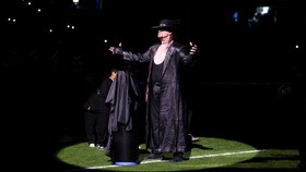 Viral Ronaldo Tertawa Lihat Legenda WWE Undertaker Angkat Piala