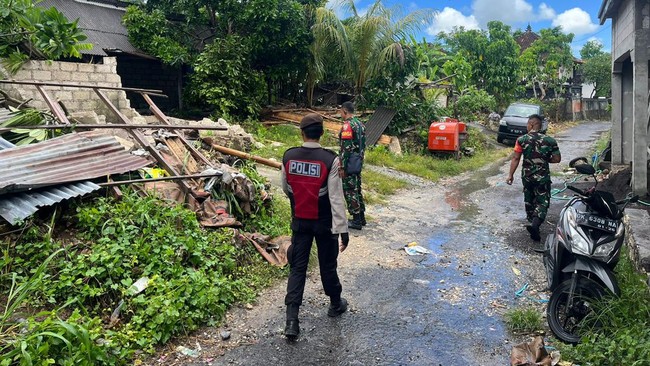 Beberapa rumah warga di Nusa Penida, Klungkung, Bali, rusak akibat angin puting beliung.