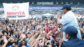 Meski Hujan, Puluhan Ribu Warga Jabar Antusias Sambut Prabowo