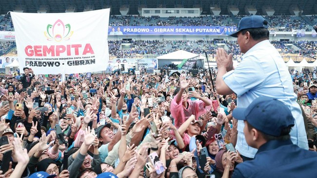 Prabowo Subianto mengaku sambutan dari puluhan warga itu sangatlah luar biasa, dan berterima kasih kepada pendukungnya karena tetap menunggu di tengah hujan.