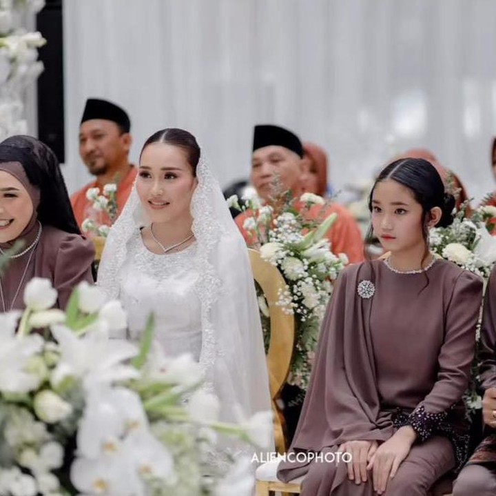 <p>Ayu Ting Ting yang sebelumnya tidak menanggapi kabar tersebut, akhirnya buka suara. Perempuan asal Depok ini secara blak-blakan membenarkan dan menceritakan awal pertemuannya dengan calon suaminya itu. (Foto: Instagram@_mom_ayting92_)</p>